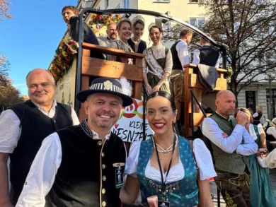 Oktoberfest Blumenau faz estreia histórica no desfile da festa de Munique