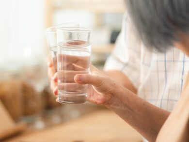 Especialista alerta sobre riscos de desidratação em idosos