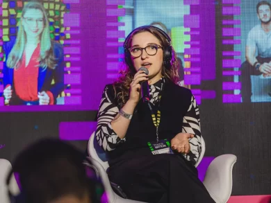 Giovanna Karla Mangoni é reconhecida como uma das 10 principais vozes em IA