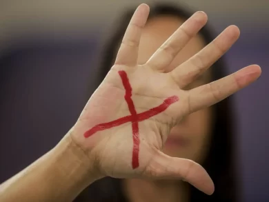 Governo cria pensão para filhos de vítimas de feminicídio com salário mínimo