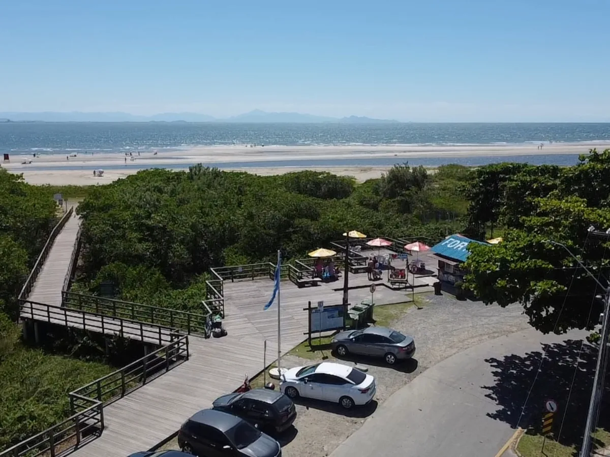 Santa Catarina lidera com 31 destinos premiados com Bandeira Azul em 2025/2026