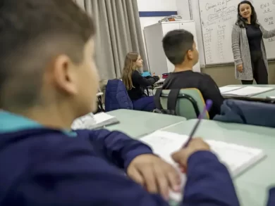 Professor brasileiro perde uma hora de aula por dia com disciplina em sala