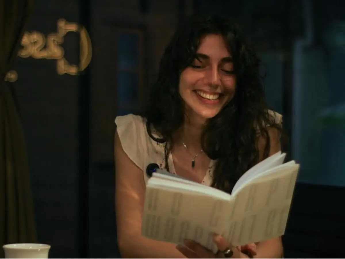 A artista visual Laura Nomar lança “Névoa – No corpo da linguagem”