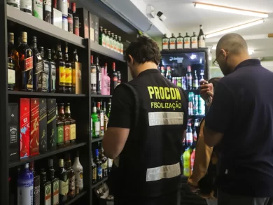 Bares do Centro de Florianópolis passam por vistoria para coibir venda de bebidas adulteradas
