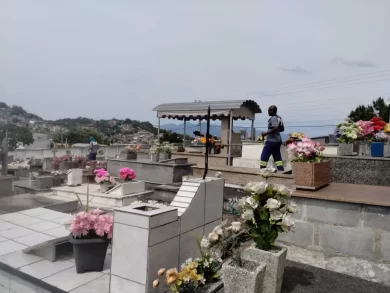Cemitérios de Florianópolis recebem limpeza especial feita por reeducandos