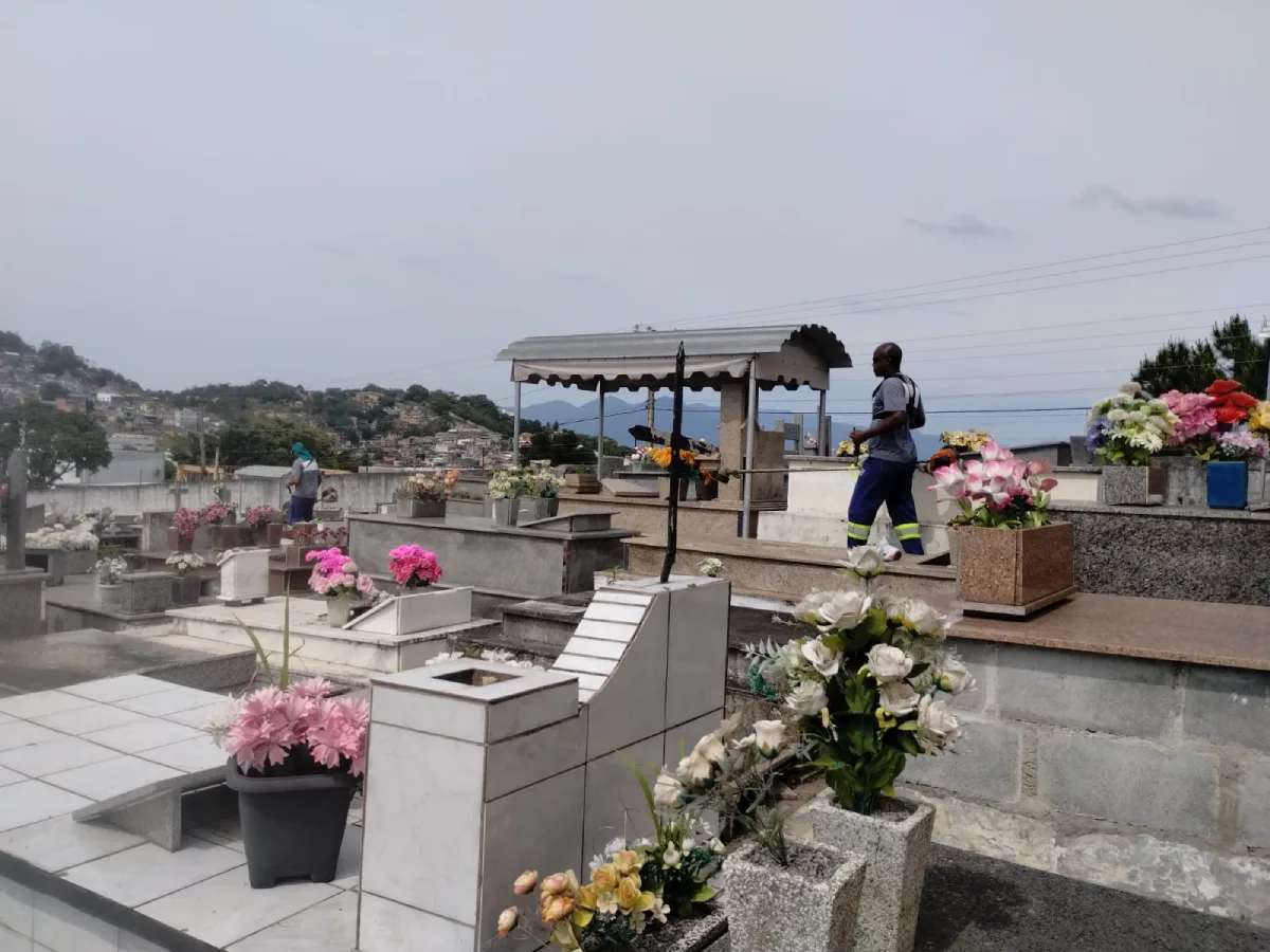 Cemitérios de Florianópolis recebem limpeza especial feita por reeducandos