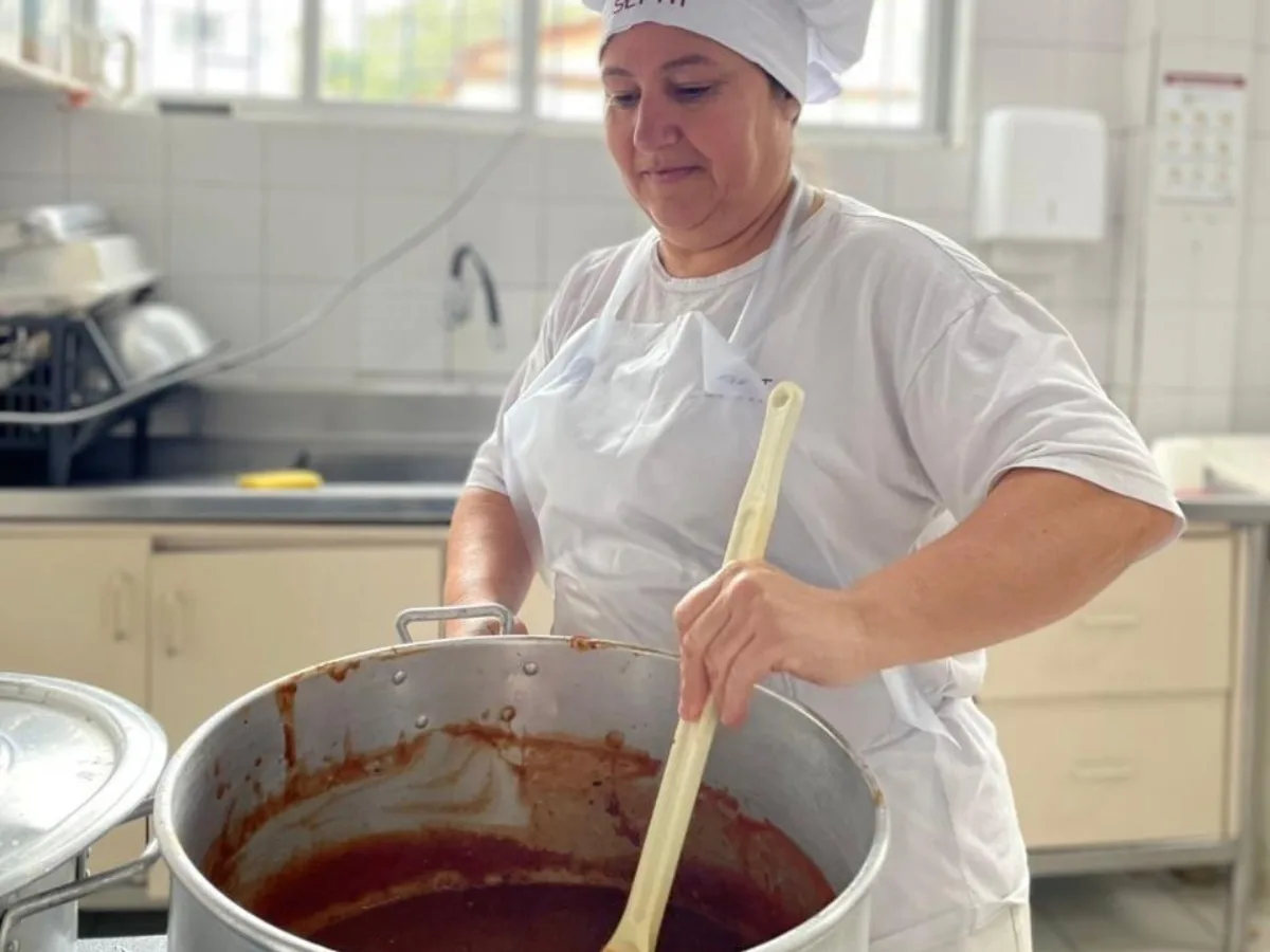 Cozinheira da rede municipal de Florianópolis vai representar a cidade em reality show nacional