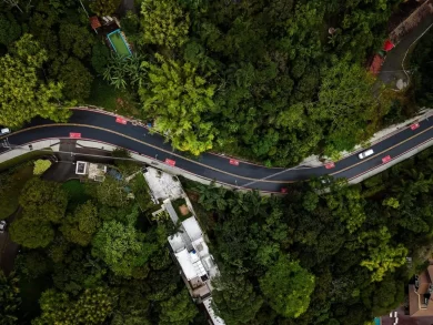 Estrada geral do Canto da Lagoa recebe melhorias para motoristas e pedestres