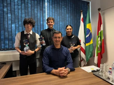 Projeto Gabinete Teen aproxima adolescentes do funcionamento da política local