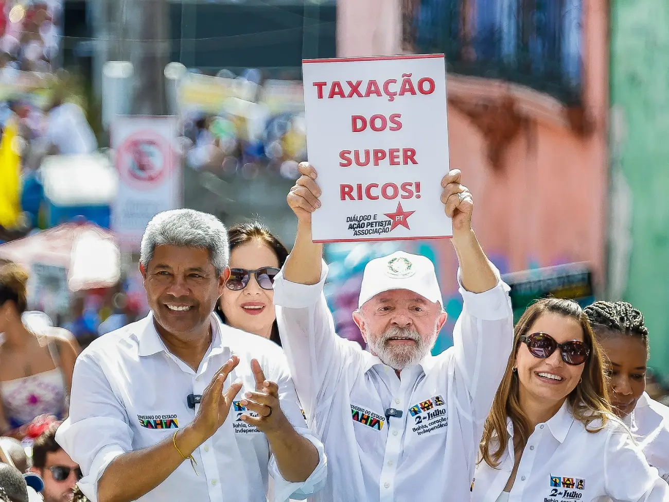 Isenção do Imposto de Renda para quem ganha até R$ 5 mil foi aprovada na Câmara - lula placa taxacao dos super ricos Foto Ricardo Stuckert