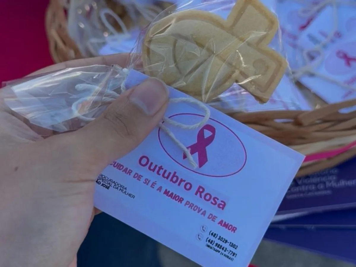 Procuradoria da Mulher da Câmara de São José reforça campanha Outubro Rosa com ação na Beira-Mar