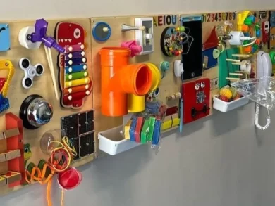 Painéis sensoriais promovem aprendizado inclusivo nas escolas municipais