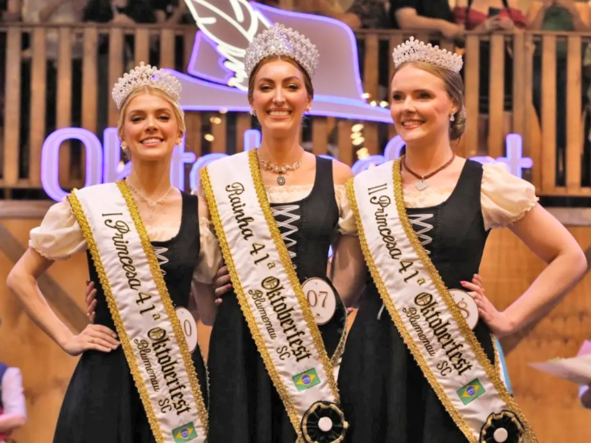 Rainha da Oktoberfest Blumenau 2026 e suas princesas são eleitas em evento emocionante