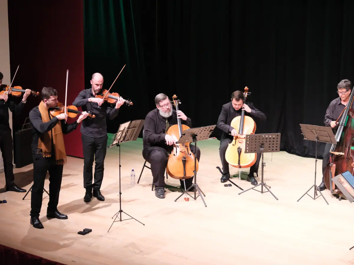 Concerto gratuito da Orquestra de Cordas da Ilha une música clássica e espírito natalino no Multi Open Shopping no feriado