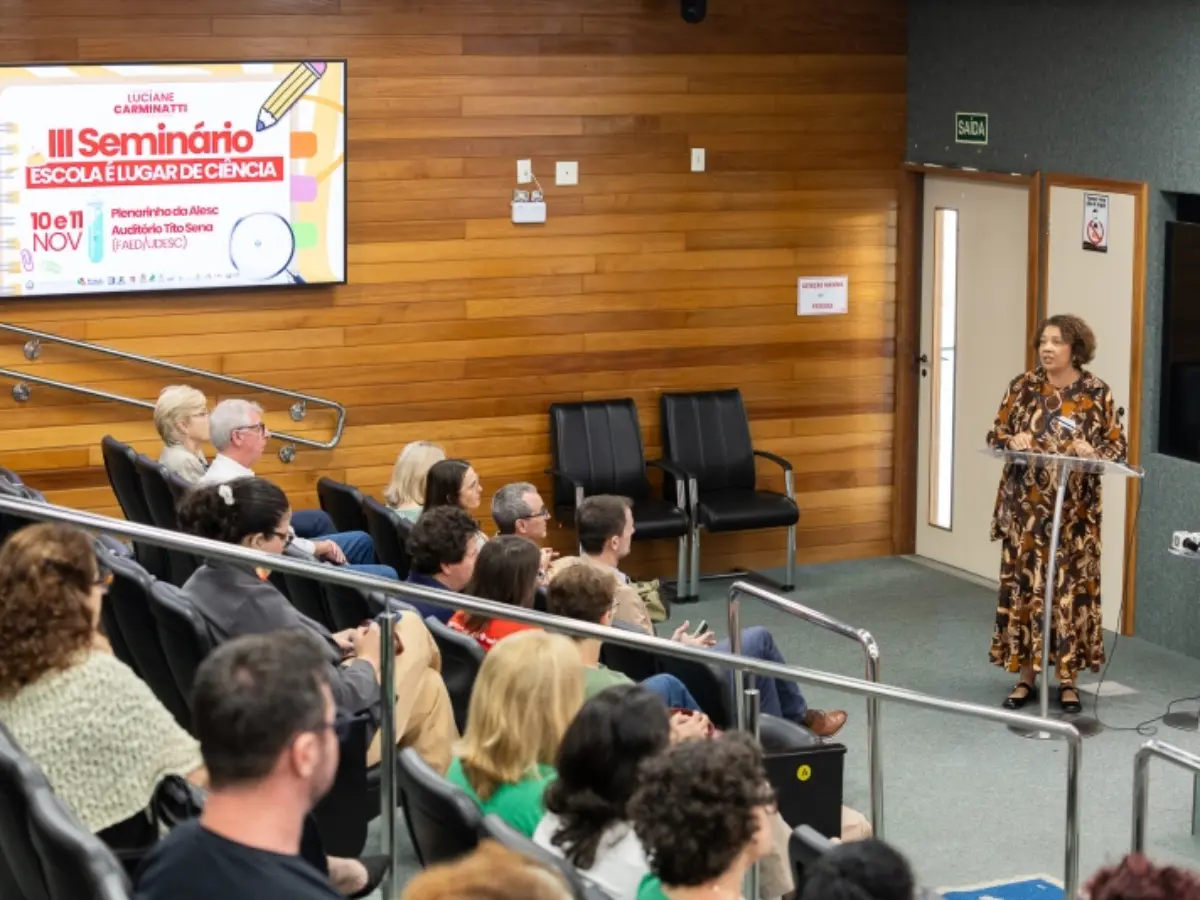 Escola é Lugar de Ciência – Caminhos para uma Educação Democrática reúne educadores em seminário na Alesc