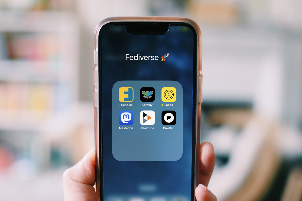 Fediverse smartphone by Elena Rossini2