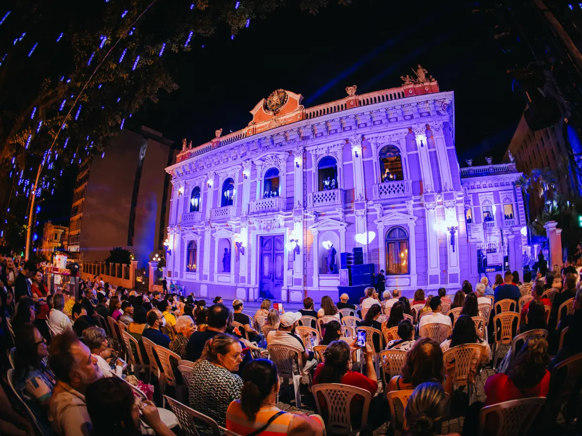 Corais celebram o Natal em noites de luz e canto no Palácio Cruz e Sousa em Florianópolis