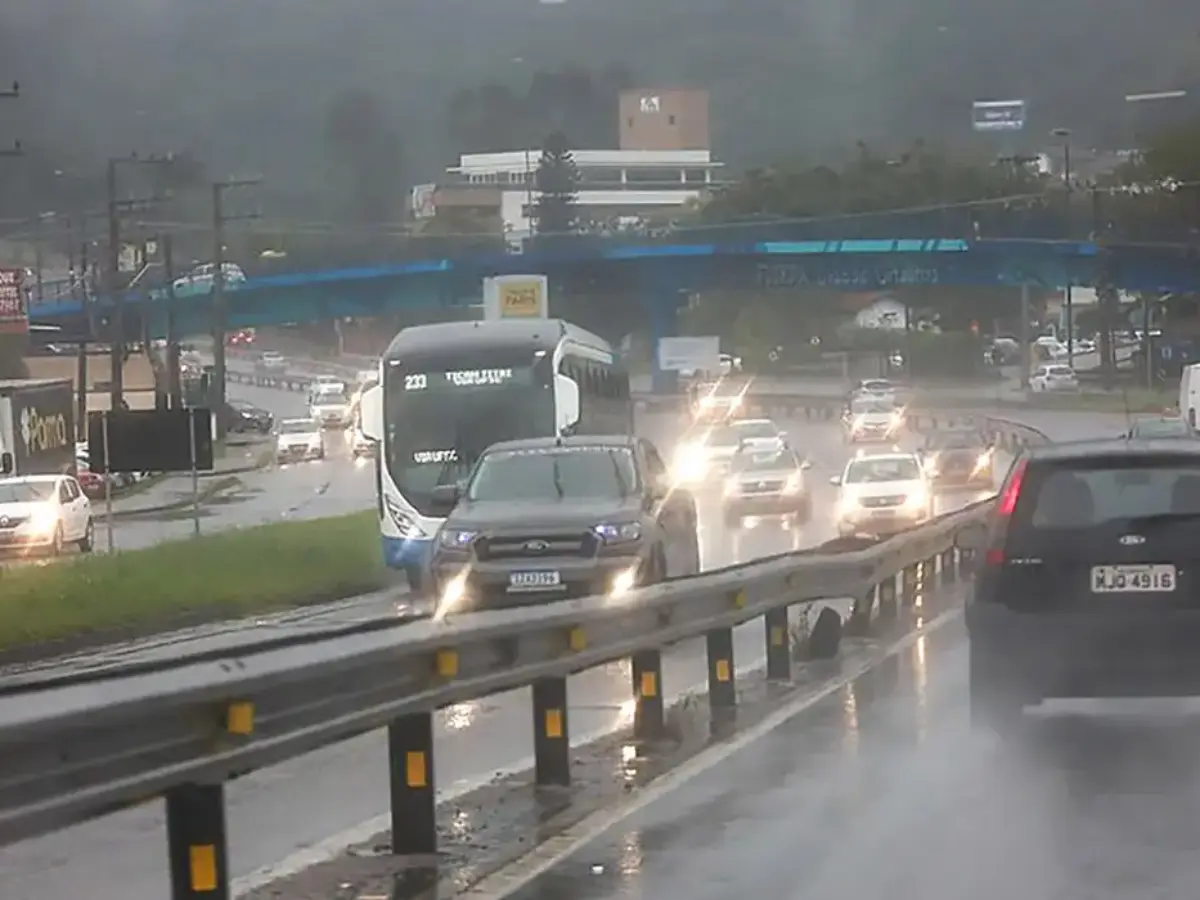 Temporais em Santa Catarina devem avançar pelo estado entre domingo e segunda
