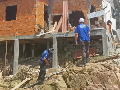 Construção irregular em Ponta de Baixo, em São José, é demolida pela Secretaria de Urbanismo