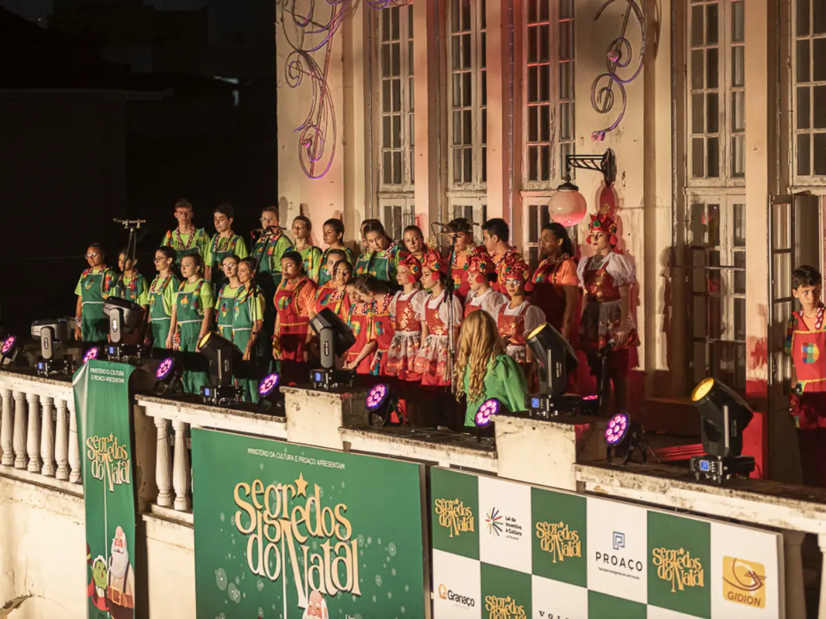 Espetáculo Um Natal Tropical emociona Joinville com arte, música e celebração