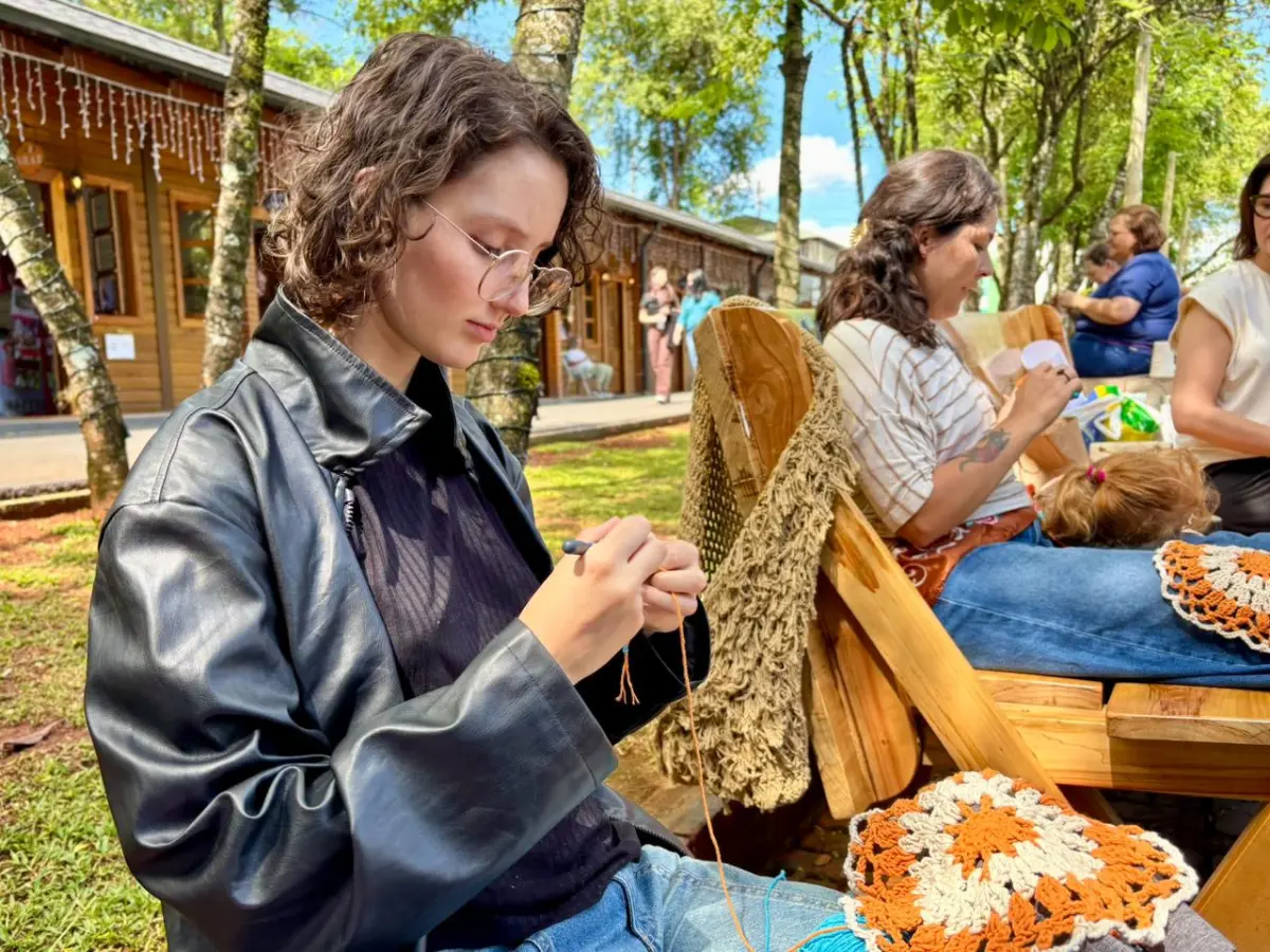 Crochê colaborativo no Ecoparque, em Chapecó, reúne comunidade para criar decoração natalina