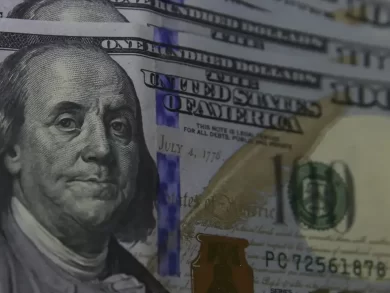Dólar fecha abaixo de R$ 5,30 após divulgação de inflação mais baixa