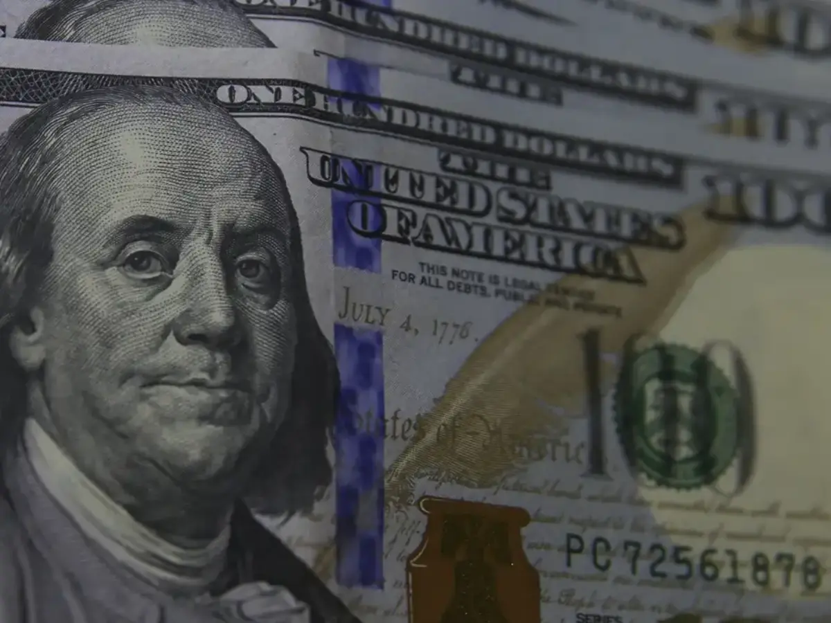 Dólar fecha abaixo de R$ 5,30 após divulgação de inflação mais baixa