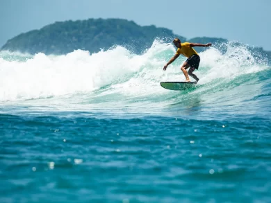 Edital de Escolas de Surf para o Verão 25/26, em Florianópolis, abre inscrições para novos responsáveis