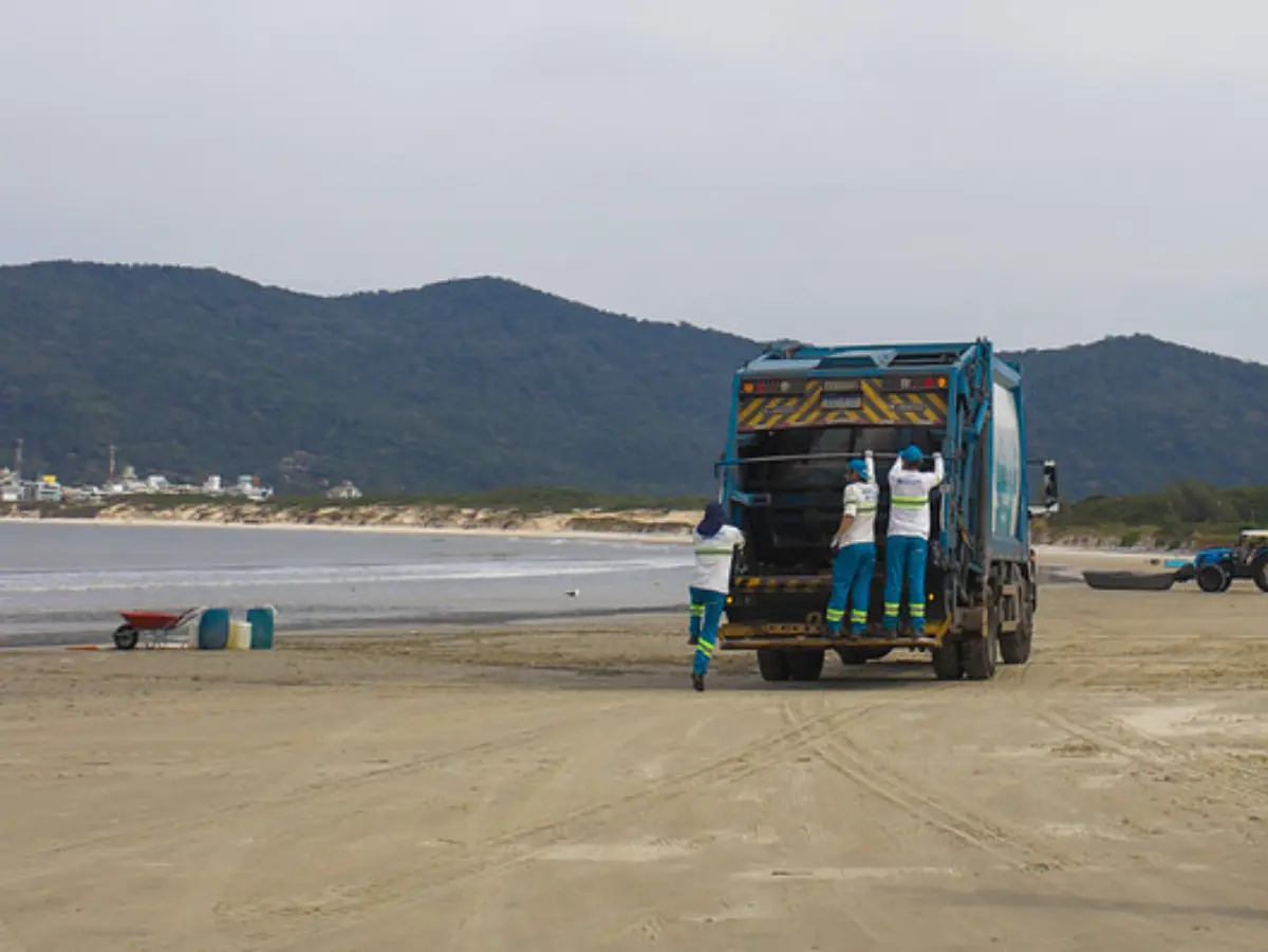 Florianópolis reforça equipes para garantir a limpeza no verão na orla