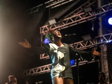 Liniker celebra três vitórias e marca presença histórica no Grammy Latino