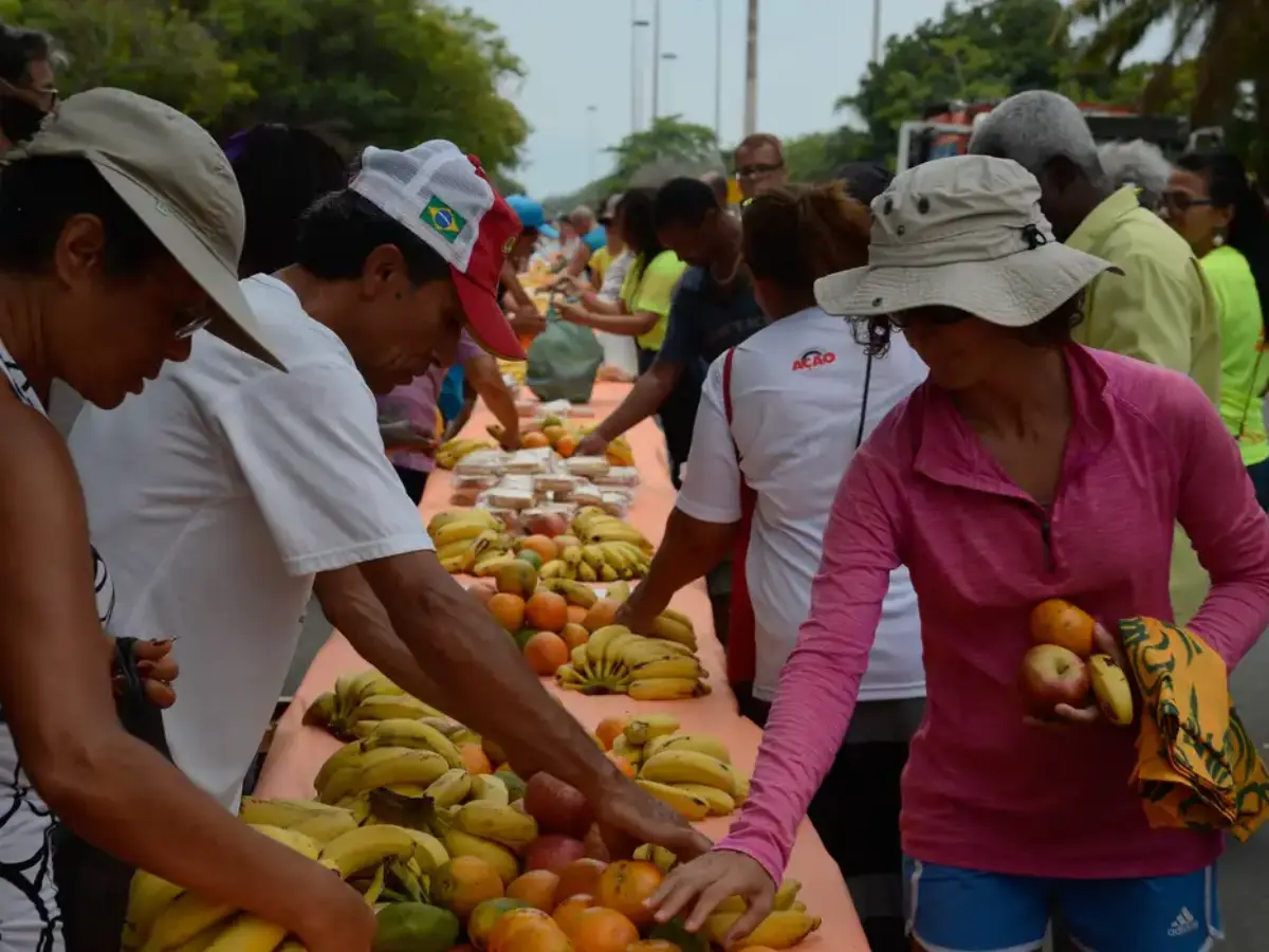 Natal sem Fome 2025 mobiliza voluntários para distribuir alimentos no Brasil