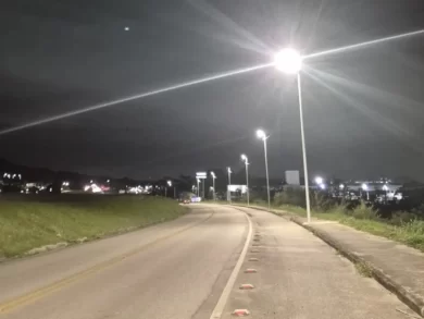 Nova iluminação garante mais segurança entre Praia de Fora e Enseada de Brito na Palhoça