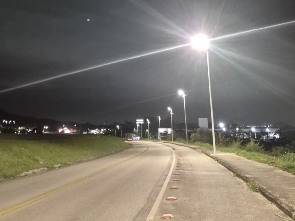 Nova iluminação garante mais segurança entre Praia de Fora e Enseada de Brito na Palhoça