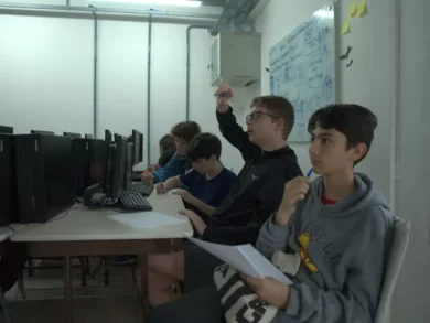 Oficina em Florianópolis capacita jovens para o mercado de jogos digitais e estimula a criatividade