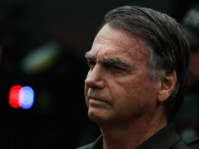 Salário de Bolsonaro é suspenso após determinação legal do partido