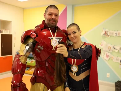 Super-heróis têm o cabelo raspado por crianças com câncer em gesto de solidariedade
