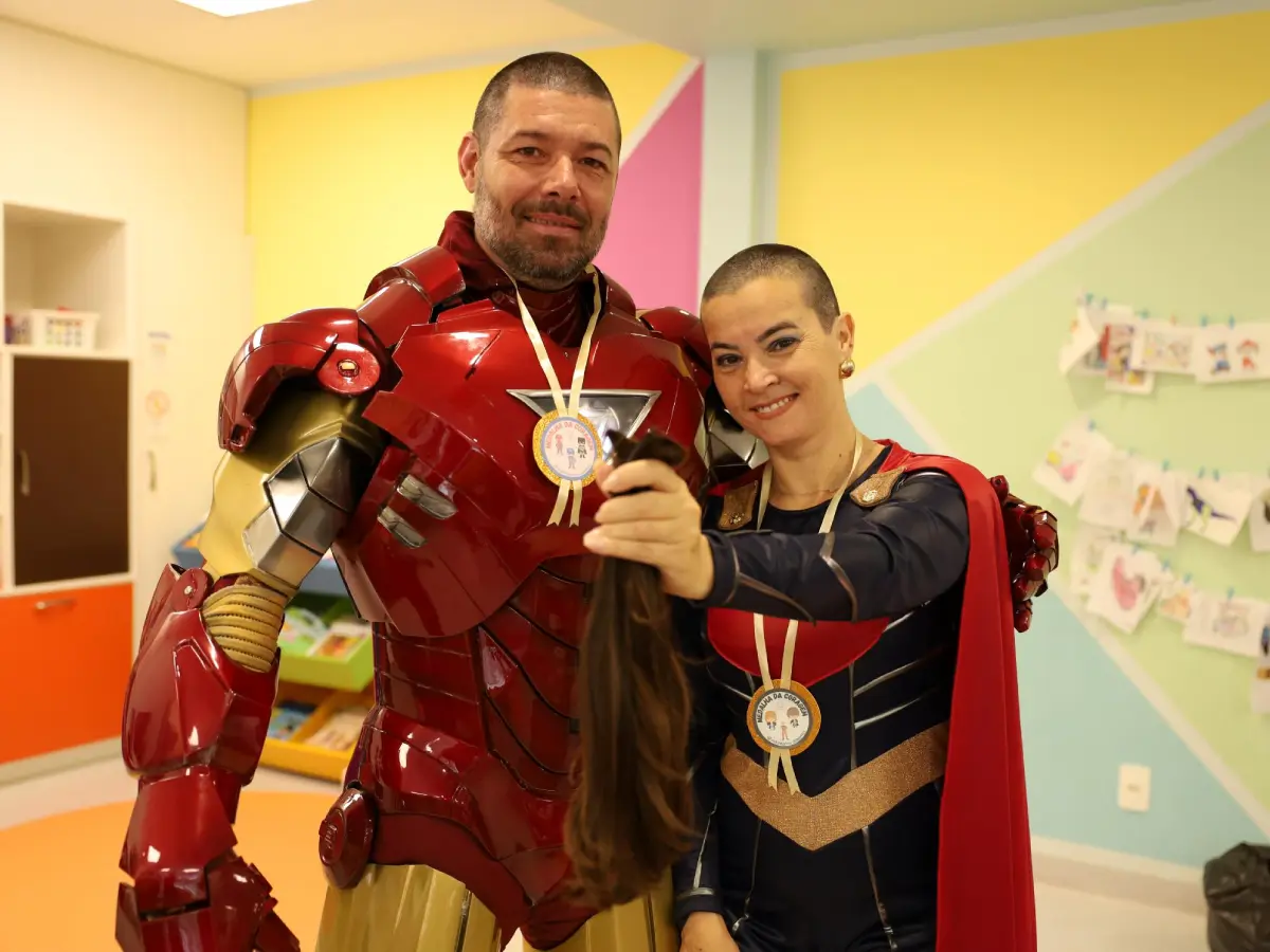 Super-heróis têm o cabelo raspado por crianças com câncer em gesto de solidariedade