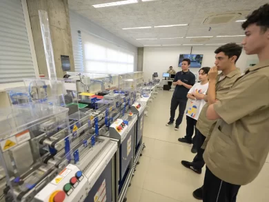 Indústria catarinense impulsiona alta nas vagas para jovem aprendiz em SC
