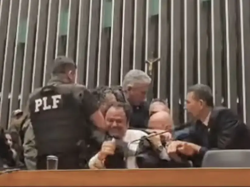 Glauber Braga é removido à força da Câmara dos Deputados