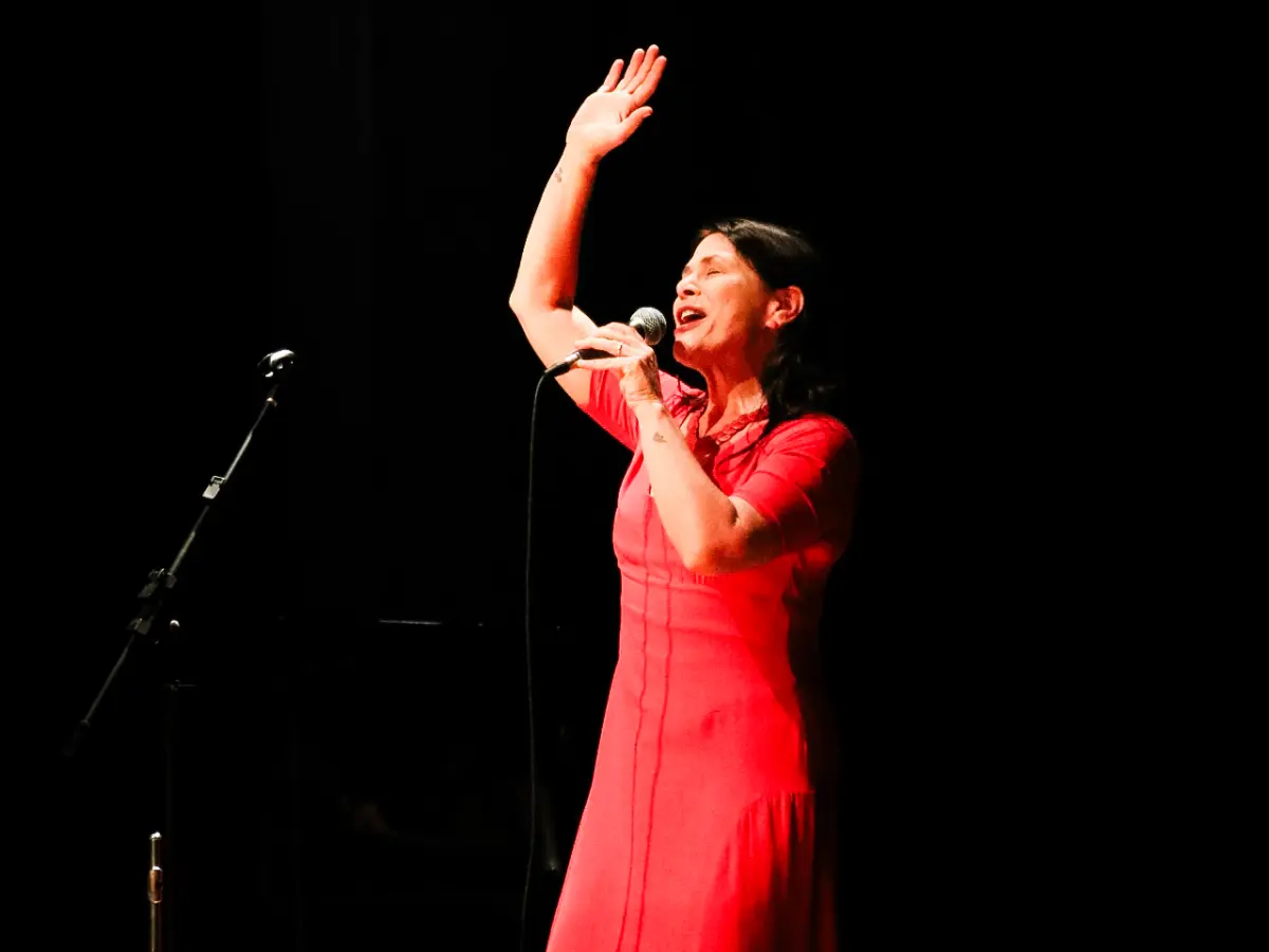 Ive Luna apresenta seu novo show autoral na Casa Vermelha
