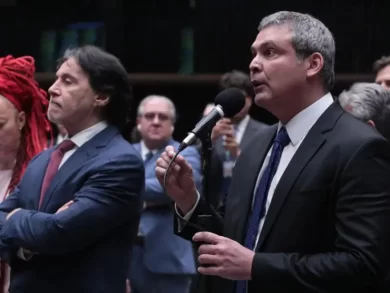 Projeto que pode reduzir pena de Jair Bolsonaro é aprovado na Câmara sobre fortes críticas da oposição