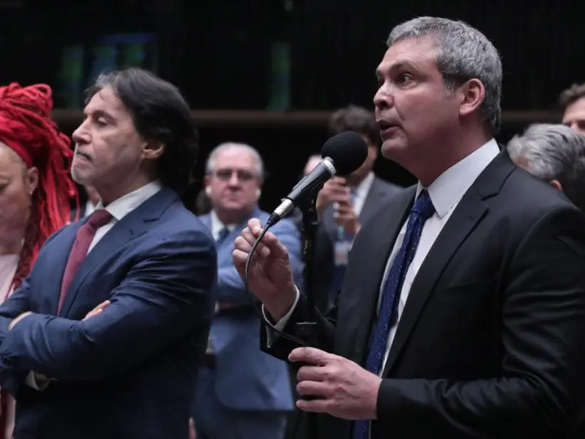 Projeto que pode reduzir pena de Jair Bolsonaro é aprovado na Câmara sobre fortes críticas da oposição