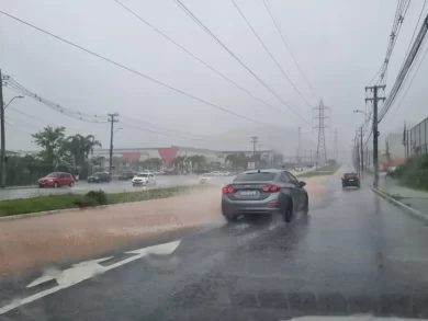 São José registra pontos de alagamento nas primeiras horas de chuva desta terça-feira (9)