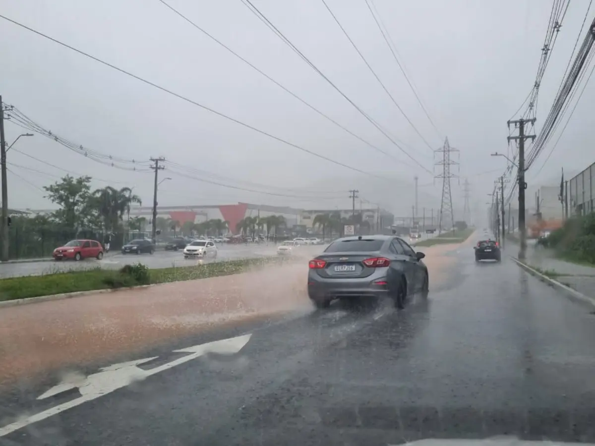 São José registra pontos de alagamento nas primeiras horas de chuva desta terça-feira (9)