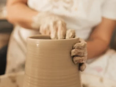 Cursos culturais na Palhoça oferecem vagas para cerâmica, renda de bilro e artes aplicadas