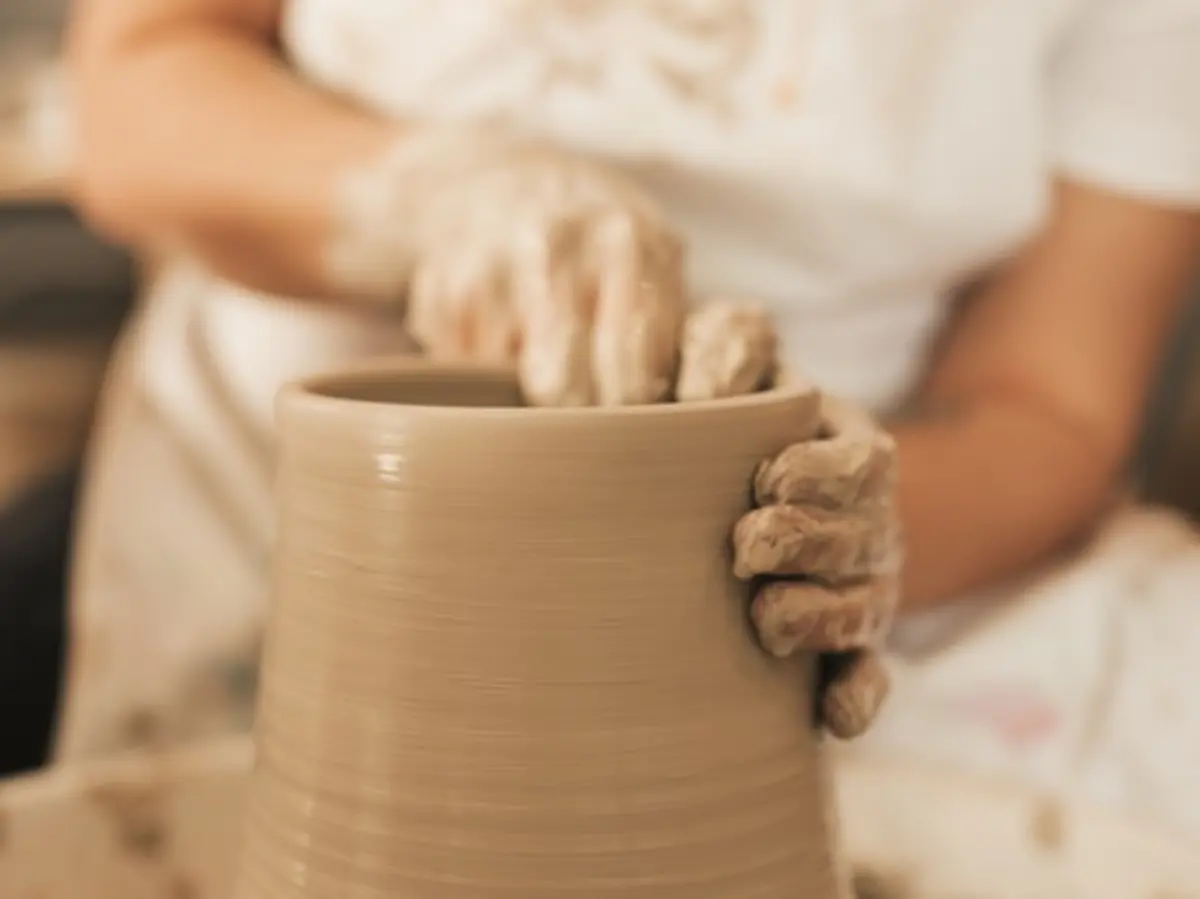 Cursos culturais na Palhoça oferecem vagas para cerâmica, renda de bilro e artes aplicadas
