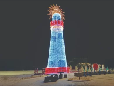 Decoração de final de ano na Praia da Pinheira recebe farol iluminado