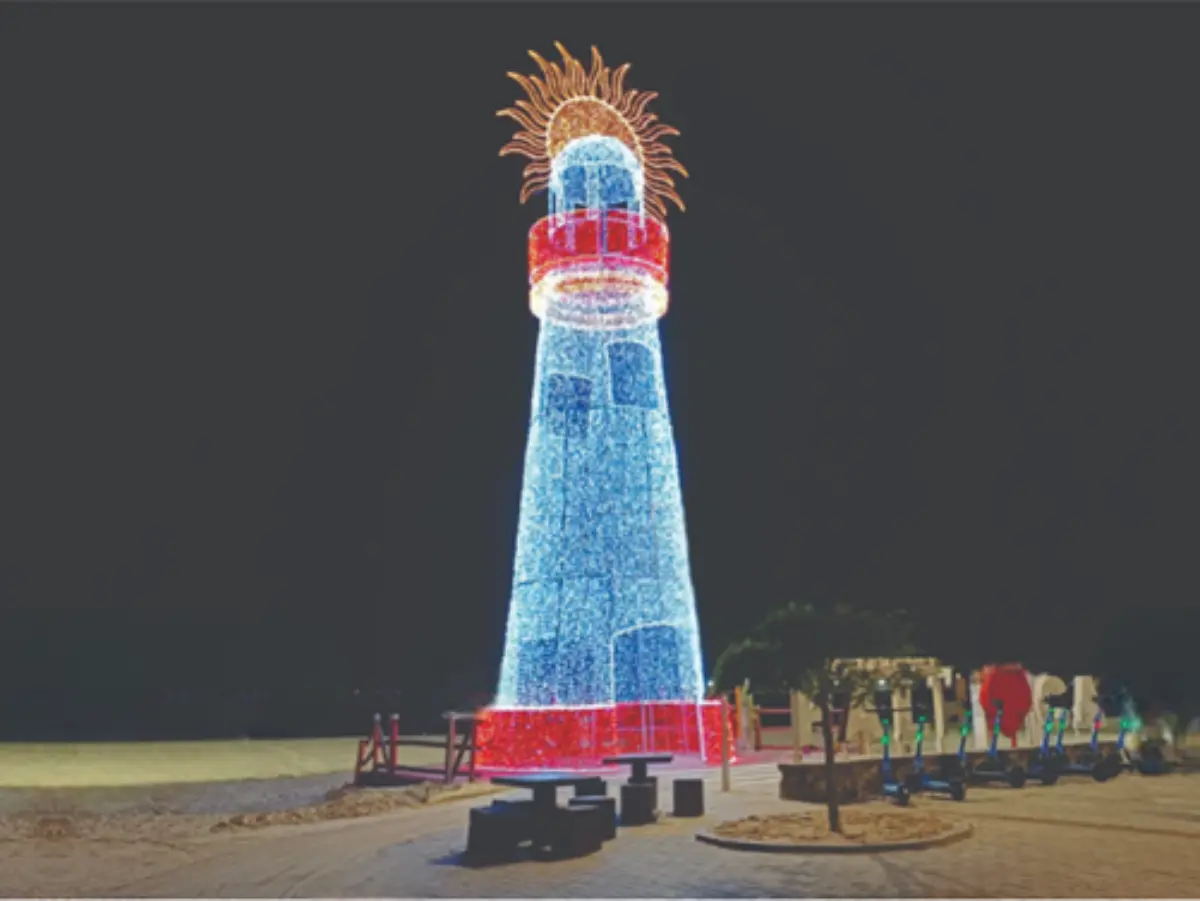 Decoração de final de ano na Praia da Pinheira recebe farol iluminado
