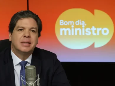 Governo reforça a meta de garantir 100% das escolas conectadas até 2026