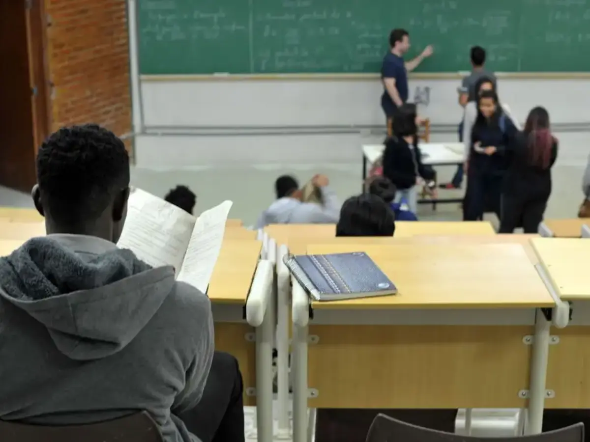 Professores brasileiros enfrentam aumento de censura e perseguições nas escolas